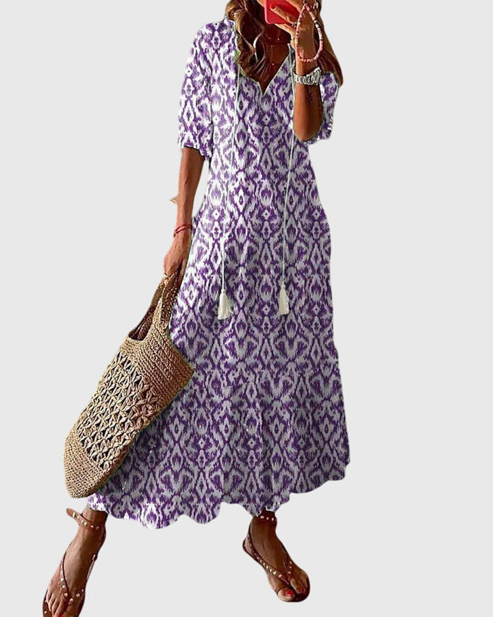 Somrig reseklänning med V-ringning och blommigt mönster, casual och bekväm boho stil.