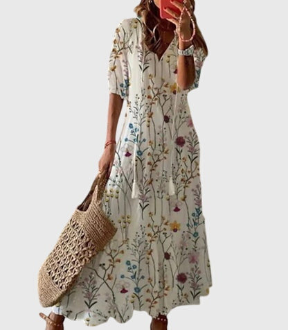 Snygg vardagsklänning i boho design för dam, med V-ringning och lätt sommartyg.