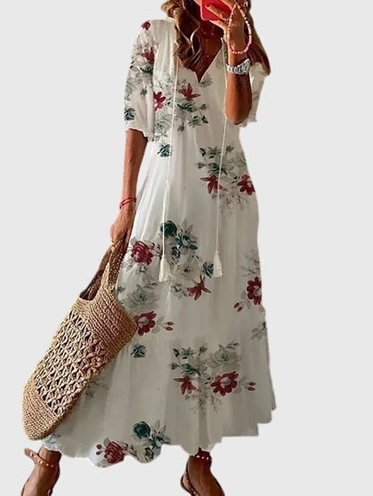 Luftig sommarklänning dam med V-ringning, blommigt motiv, perfekt för en ledig sommarstil.