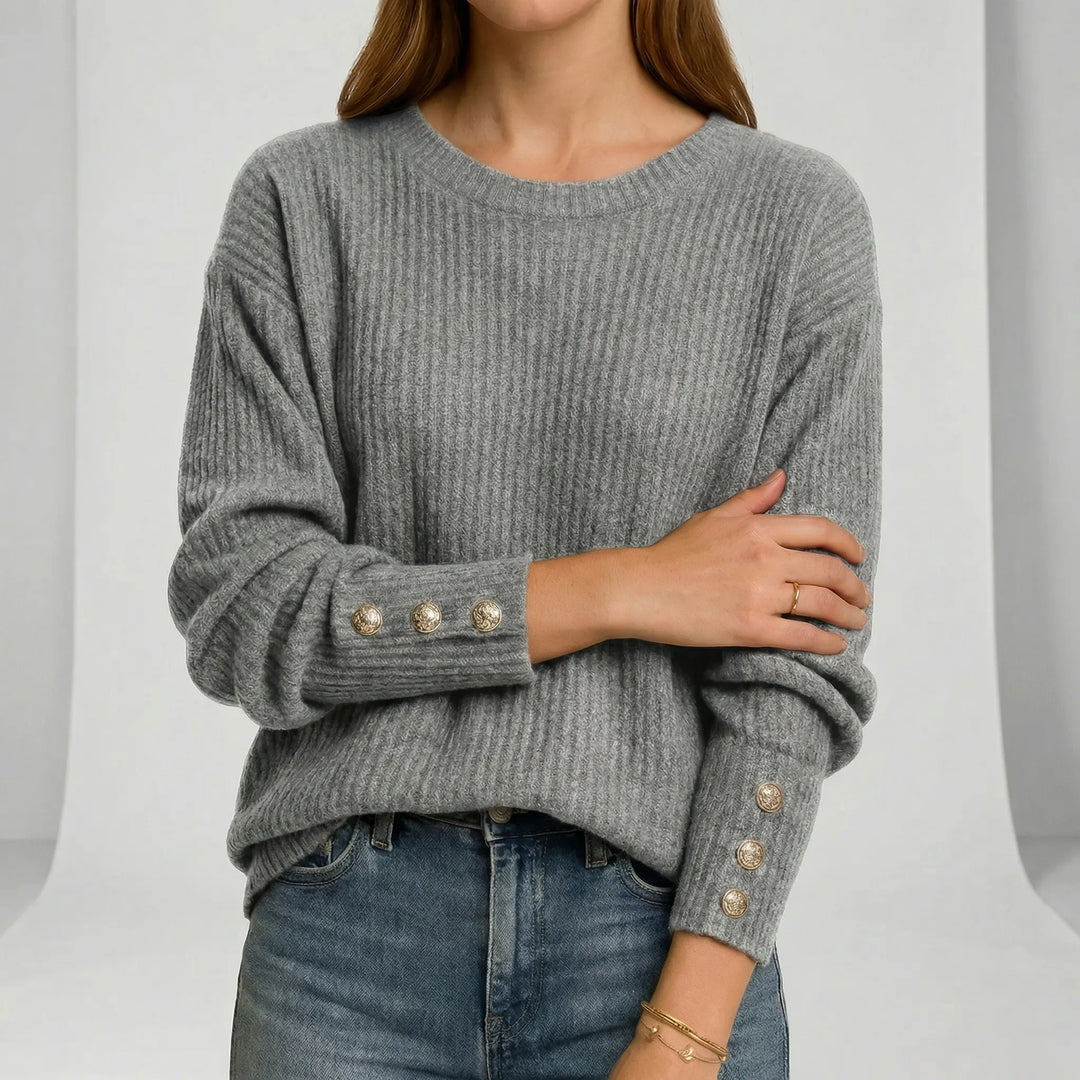 Elegant stickad jumper för dam. Långärmad med rund hals och lös passform för optimal komfort i vardagen.