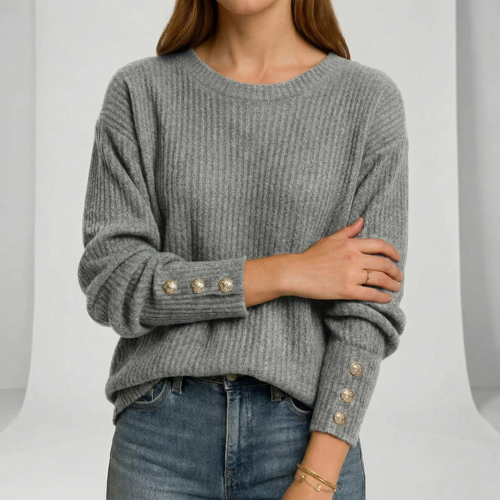 Elegant stickad jumper för dam. Långärmad med rund hals och lös passform för optimal komfort i vardagen.