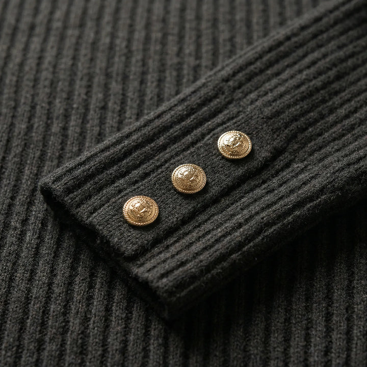 Elegant, lös stickad damtröja med rund hals. Perfekt för avslappnade vinterdagar och ett stilrent vårplagg.