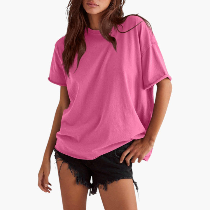Dam t-shirt med rund hals, avslappnad passform och kort ärm. Ett bekvämt basplagg för vardagsbruk.