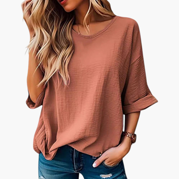 Trendig damtopp med vida ärmar och rundhalsad design. Kortärmad t-shirt, bekväm och modern för sommaroutfits.