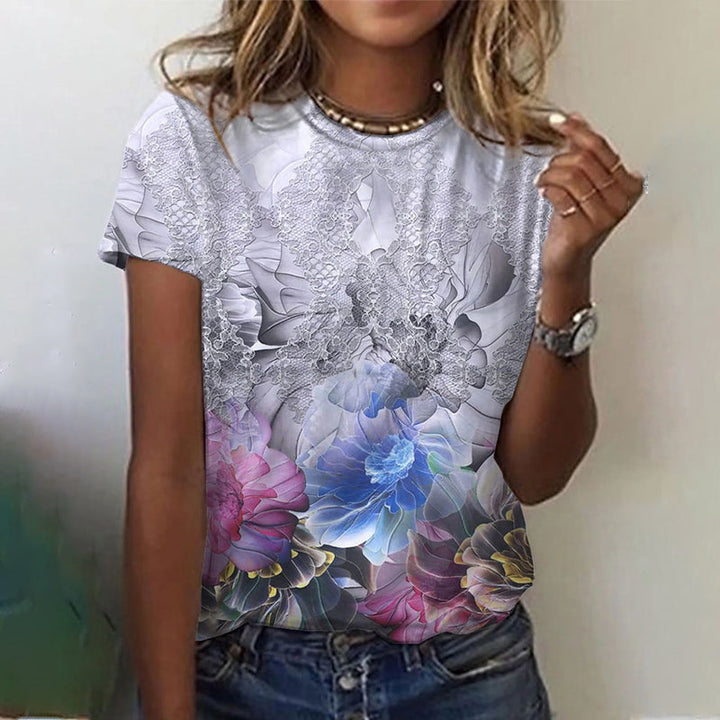 "Dam t-shirt med rund hals och kort ärm; grafiktryck av blommor och fjärilar, perfekt för vardagsbruk."