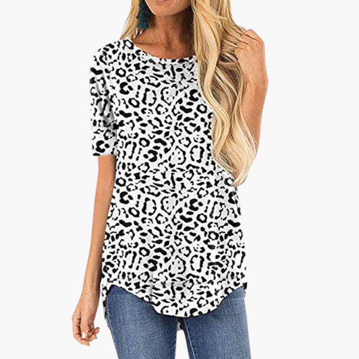 Dam t-shirt med trendigt mönster, rund hals och kort ärm. Perfekt för casual sommarstil.