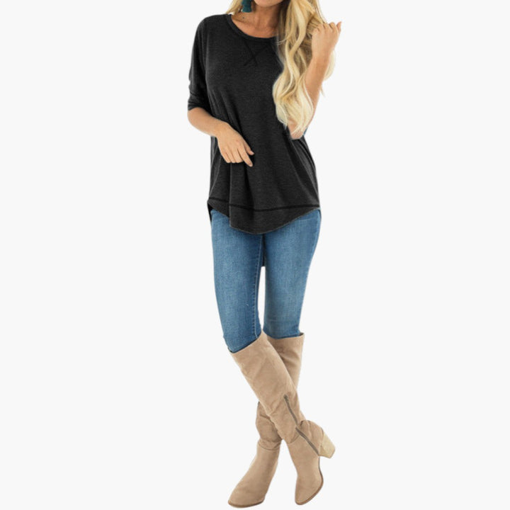 Mönstrad dam t-shirt, kortärmad med rund hals. Trendig topp för sommar och casual outfits.