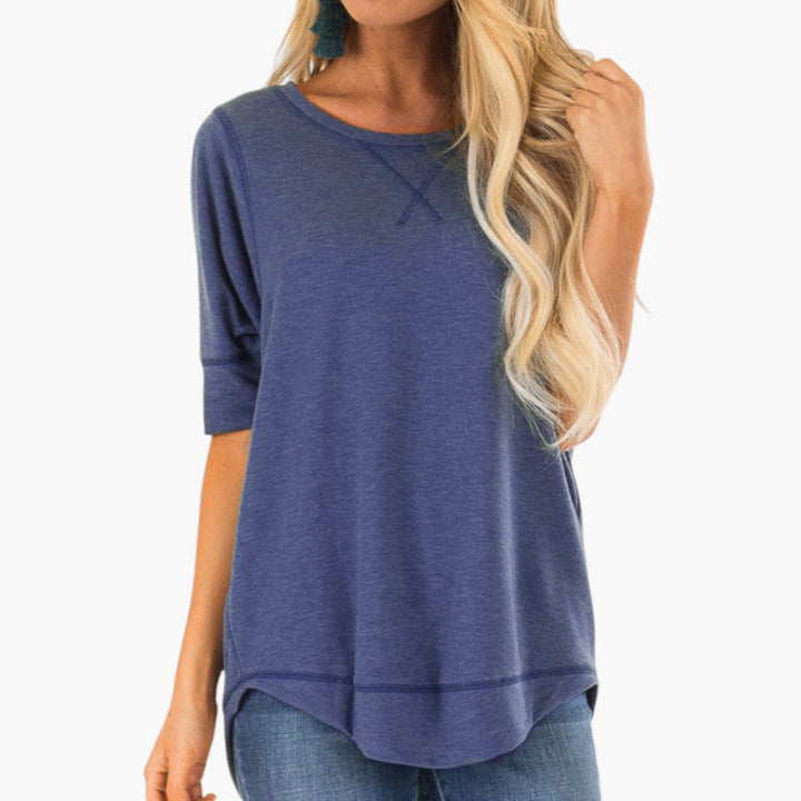 Färgglad mönstrad dam t-shirt med rund hals. Kortärmad topp perfekt för en bekväm sommarstil.