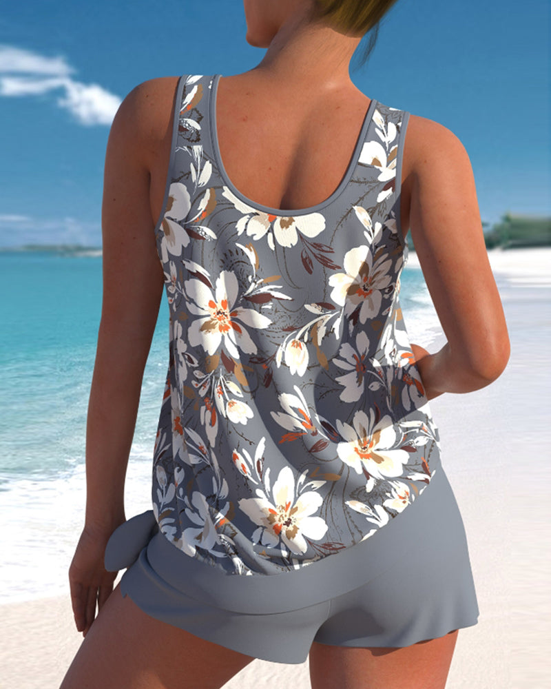 Elegant damtankini med blommigt tryck och badshorts, idealisk badmode för sommaraktiviteter.