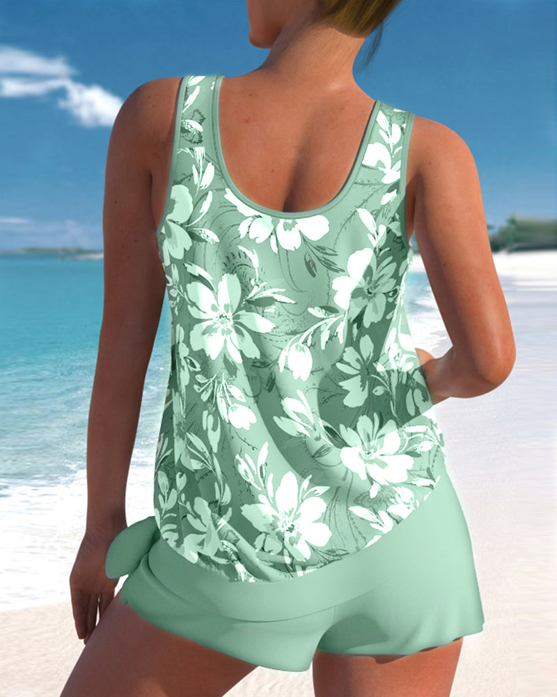 Trendig damtankini med blommigt design och praktiska shorts, perfekt för poolen och stranden.