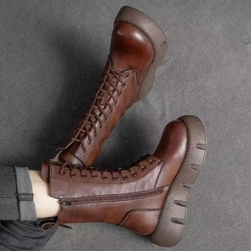 Bruna tjocka platå-kampsstövlar Annabelle. Robust design, snörstövlar för stilrent dammode.