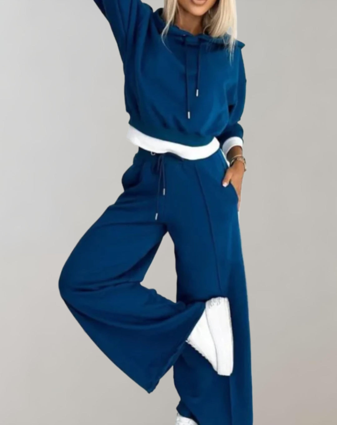 Damträningsset med modern luvtröja och byxor, idealiskt för bekväma dagar och streetwear-mode.