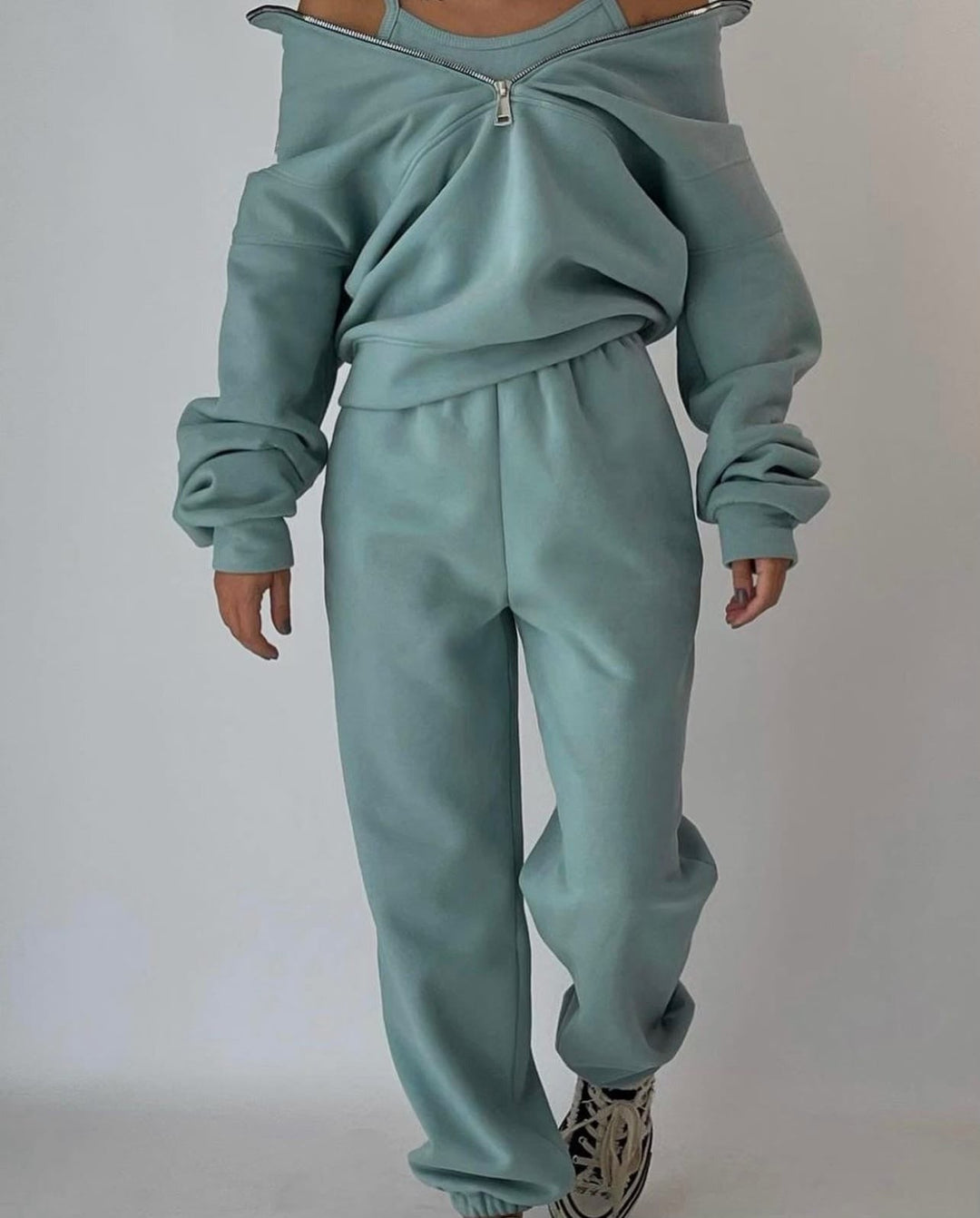 Vår/höst damset: Halv dragkedja överdel och högmidjebyxor för en bekväm och sportig vardagslook.