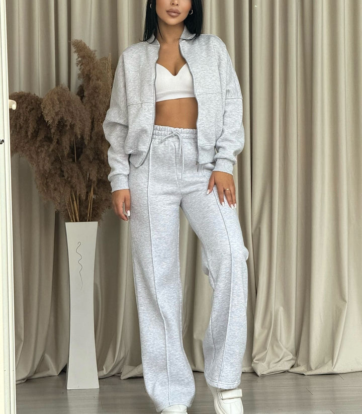 Dam tvådelat set Hayley, bekväm topp med dragkedja och matchande byxor för en elegant loungewear look.