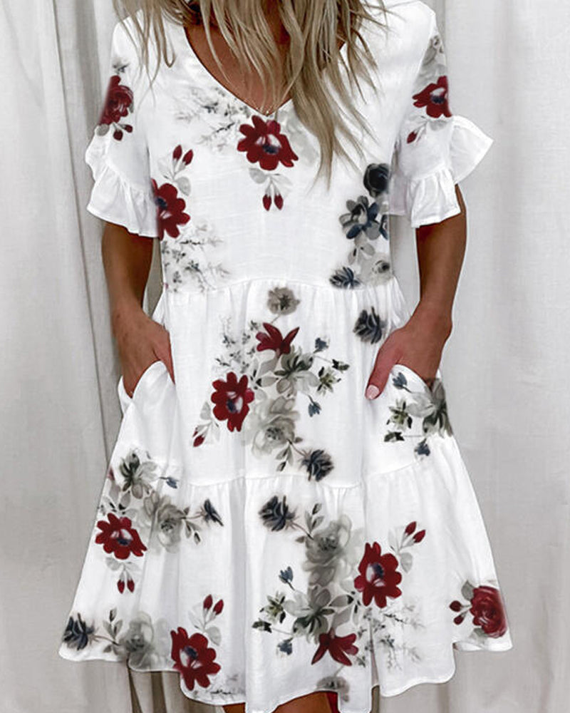 "Dam V-ringad blommig klänning med volanger och kort ärm, perfekt för sommar, erbjuder stil och komfort med feminin design."