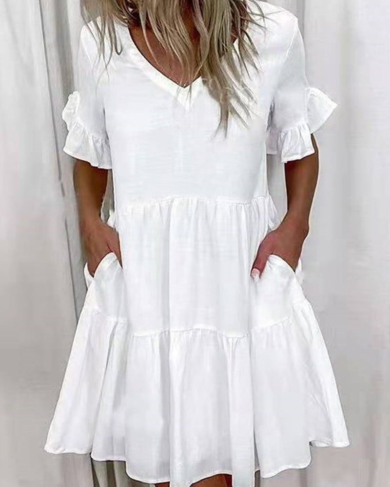 "Dam V-ringad blommig klänning med volanger och kort ärm, perfekt för sommar, erbjuder stil och komfort med feminin design."