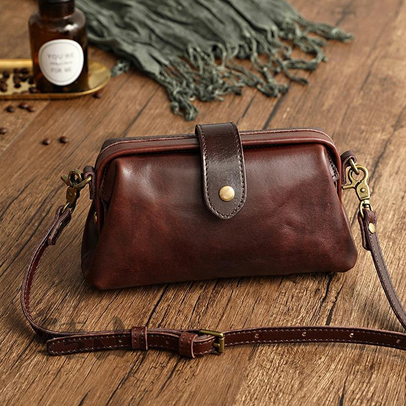 "Dam vintage läderkurirväska i elegant brun färg, stilenlig med mjukt kohudläder och säker magnetknapp."
