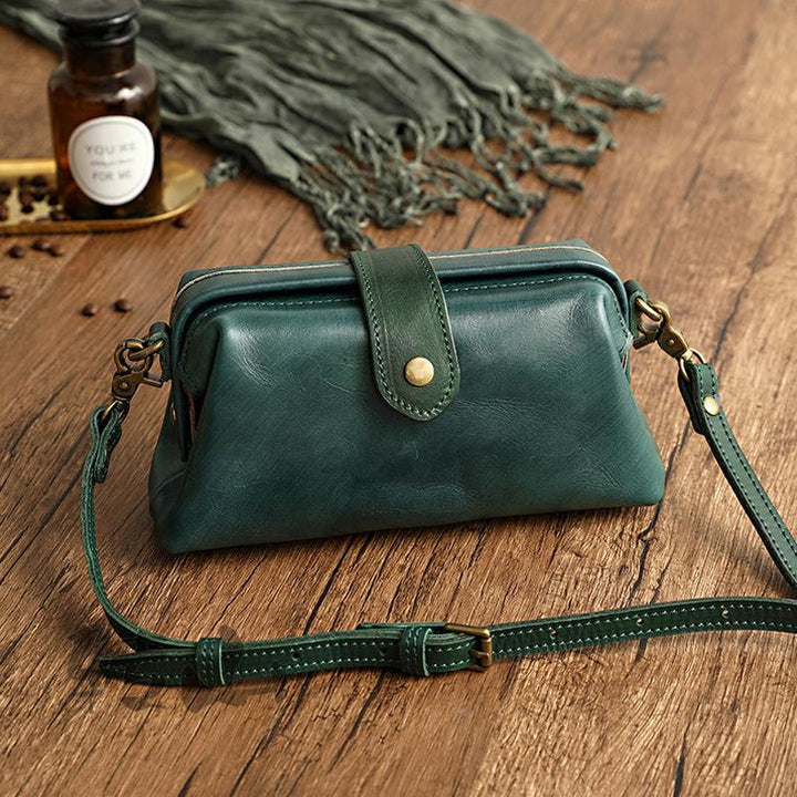 "Dam vintage läderkurirväska i elegant brun färg, stilenlig med mjukt kohudläder och säker magnetknapp."