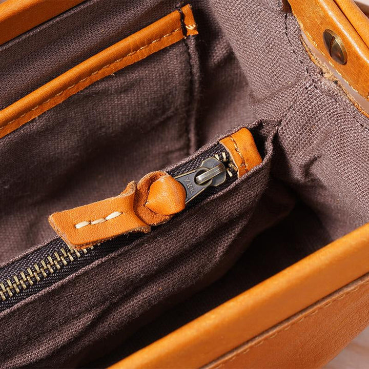 "Dam vintage läderkurirväska i elegant brun färg, stilenlig med mjukt kohudläder och säker magnetknapp."