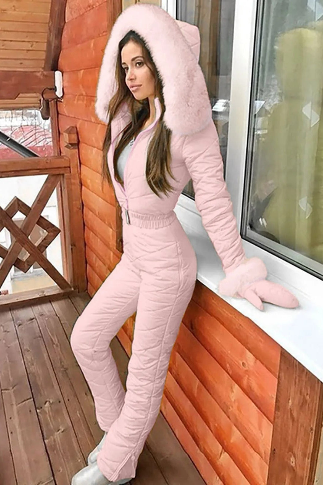 Elegant kvinnlig jumpsuit Alice, smal passform, perfekt för vintermode och värme.