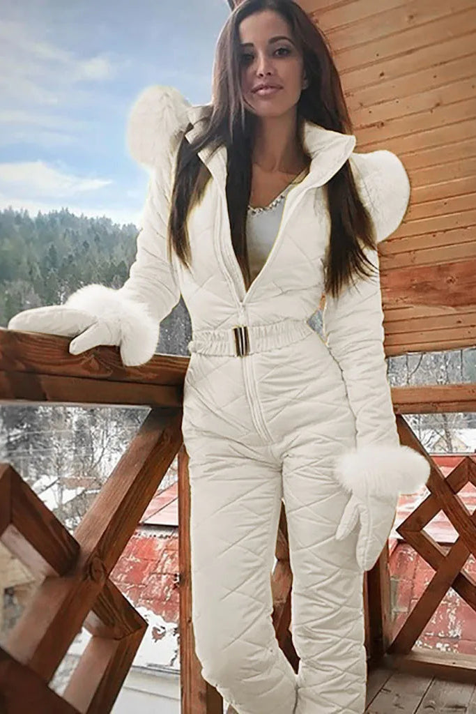 Dam vinteroverall Alice, modern stilren design, värmande för kalla dagar utomhus.