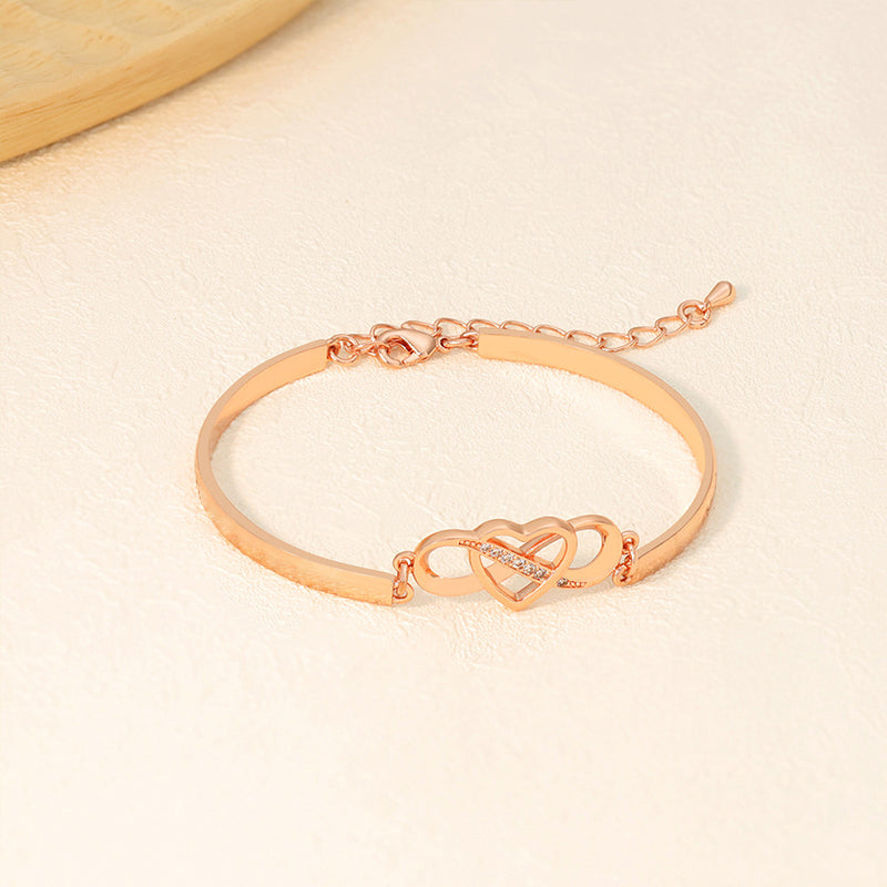 "Damarmband i roseguld och silver med hjärtberlock visar kärlek, stil och elegans. Perfekt present till mamma."