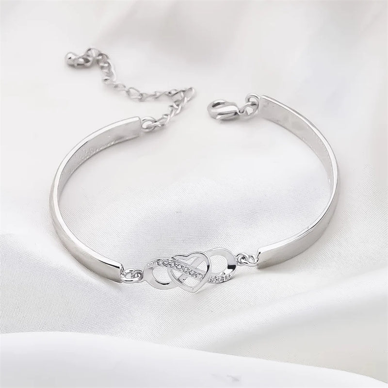 "Damarmband i roseguld och silver med hjärtberlock visar kärlek, stil och elegans. Perfekt present till mamma."