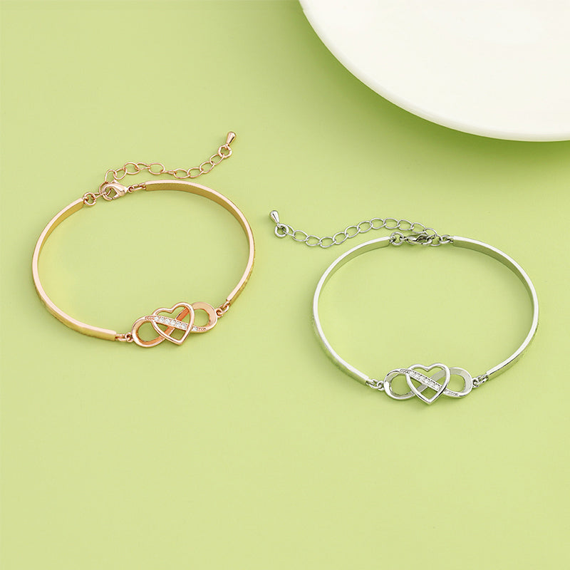"Damarmband i roseguld och silver med hjärtberlock visar kärlek, stil och elegans. Perfekt present till mamma."