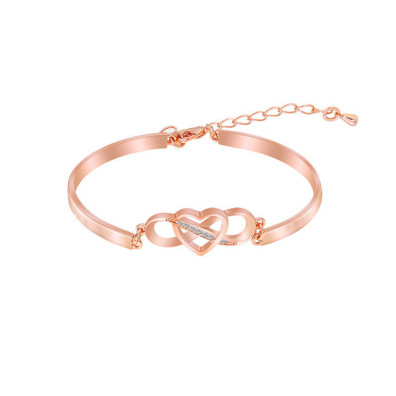 "Damarmband i roseguld och silver med hjärtberlock visar kärlek, stil och elegans. Perfekt present till mamma."