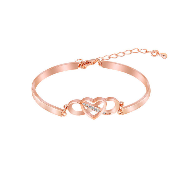 "Damarmband i roseguld och silver med hjärtberlock visar kärlek, stil och elegans. Perfekt present till mamma."