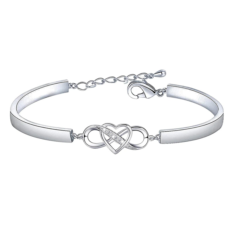 "Damarmband i roseguld och silver med hjärtberlock visar kärlek, stil och elegans. Perfekt present till mamma."