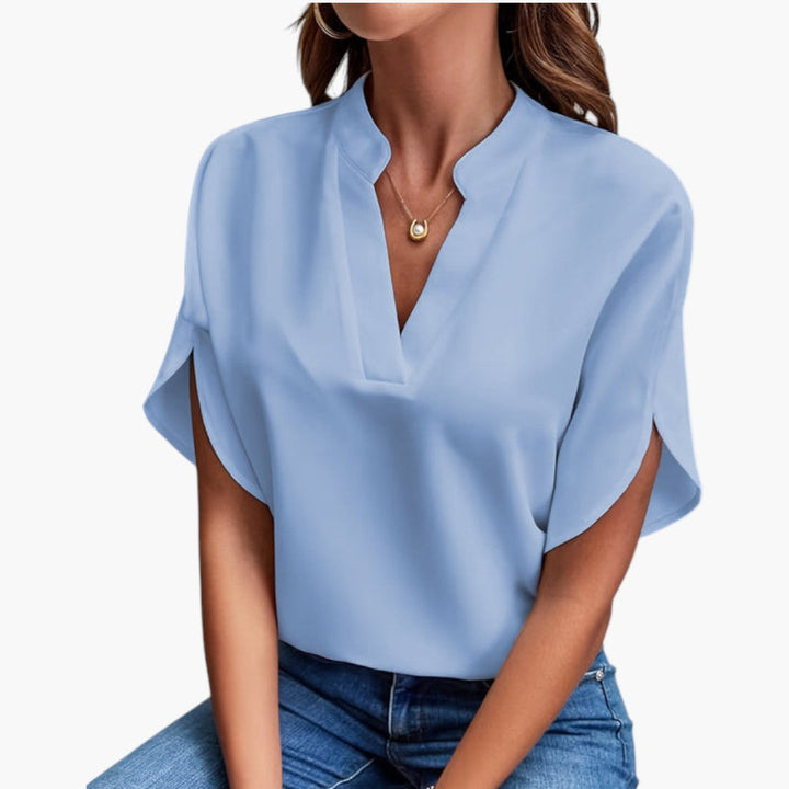 Vardagsblus med V-ringning och korta ärmar, perfekt för en ledig men stilren look.