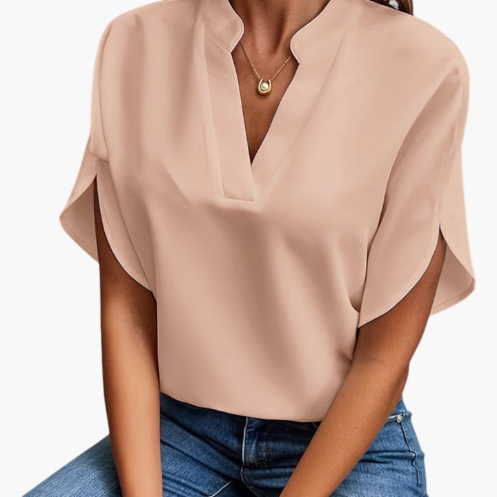 Modern damblus med V-ringning och kort ärm, elegant för sommar och vardag.