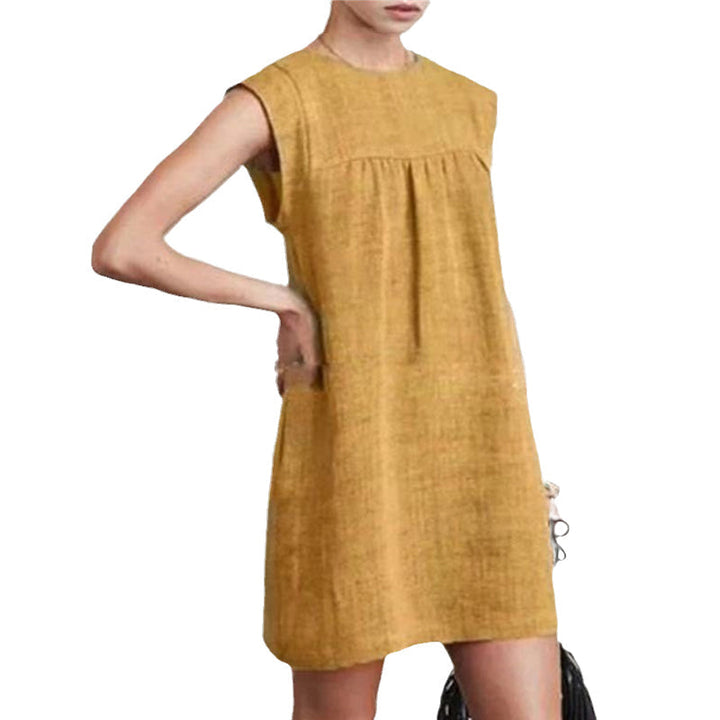 "Dambomullslinne klänning i färgglad gul design, ärmlös med enkel stil och naturliga material för sommardagar."