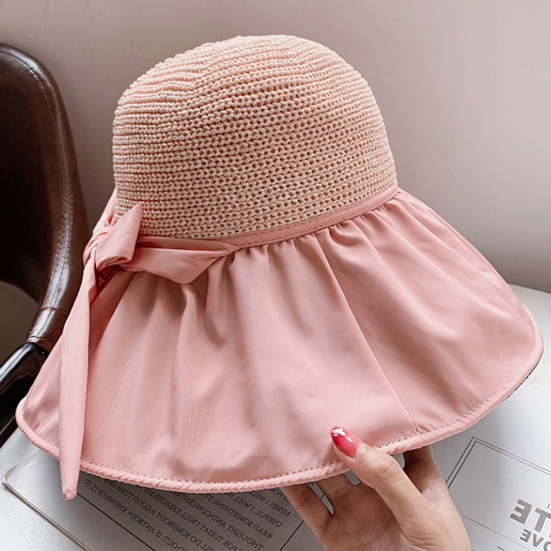 Dambredbrättad solskyddshatt med broderi. Flera färger: kaki, svart, rosa, beige, ingefära. Elegans för sommaren.