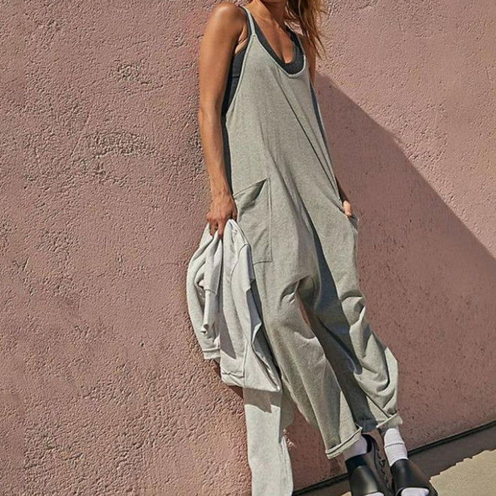 "Dambyxa i enfärgad V-neck jumpsuit med fickor, stilren och elegant design för vardaglig och avslappnad användning."