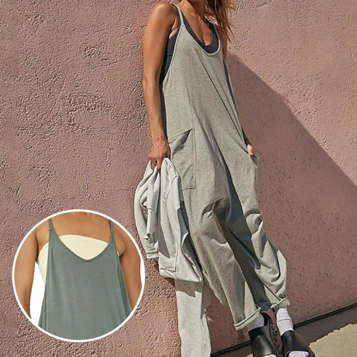 "Dambyxa i enfärgad V-neck jumpsuit med fickor, stilren och elegant design för vardaglig och avslappnad användning."