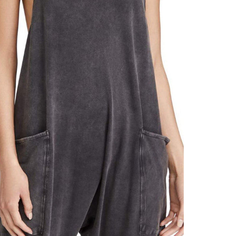 "Dambyxa i enfärgad V-neck jumpsuit med fickor, stilren och elegant design för vardaglig och avslappnad användning."