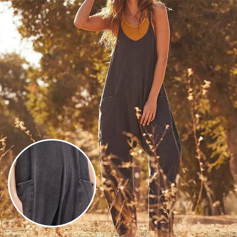 "Dambyxa i enfärgad V-neck jumpsuit med fickor, stilren och elegant design för vardaglig och avslappnad användning."