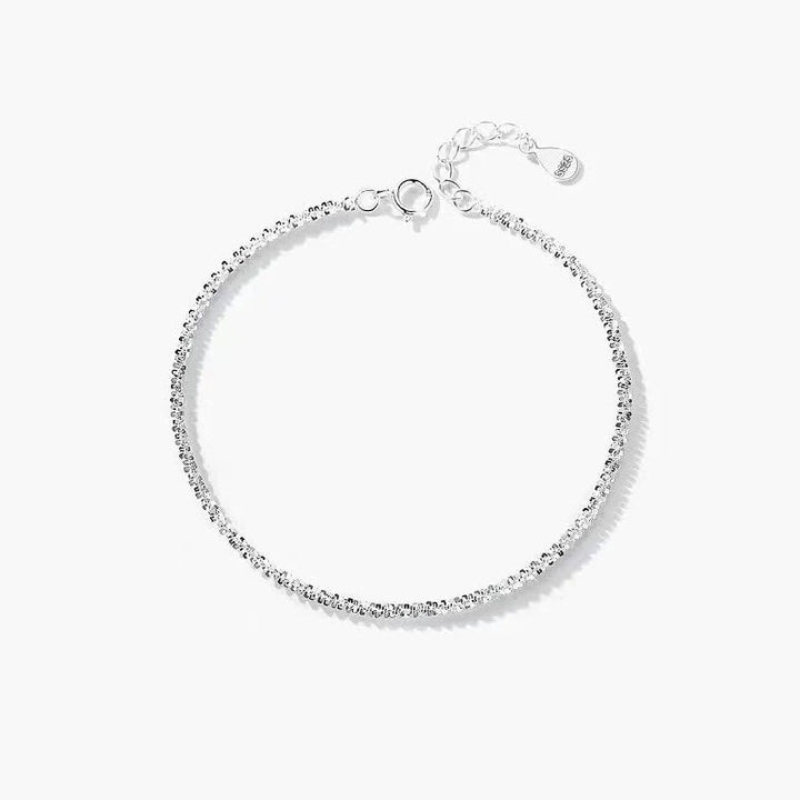 "Dambyxa i glittrande silver med glitterkedja, skimrande design för elegans och stil, perfekt accessoar för kvinnor."