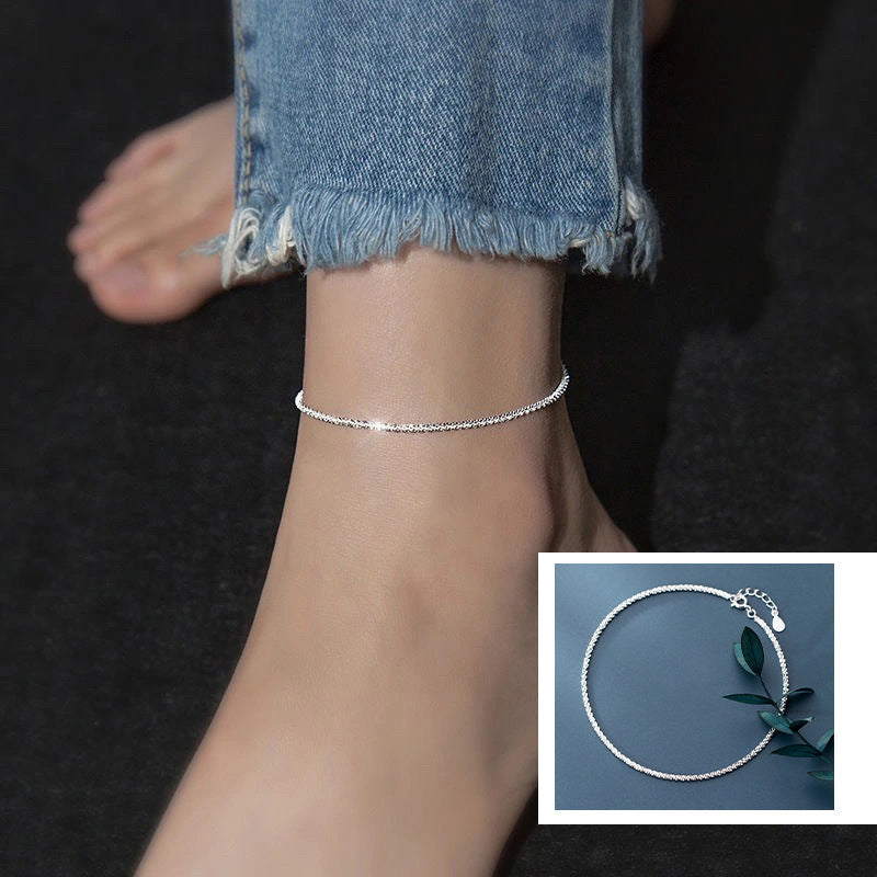 "Dambyxa i glittrande silver med glitterkedja, skimrande design för elegans och stil, perfekt accessoar för kvinnor."