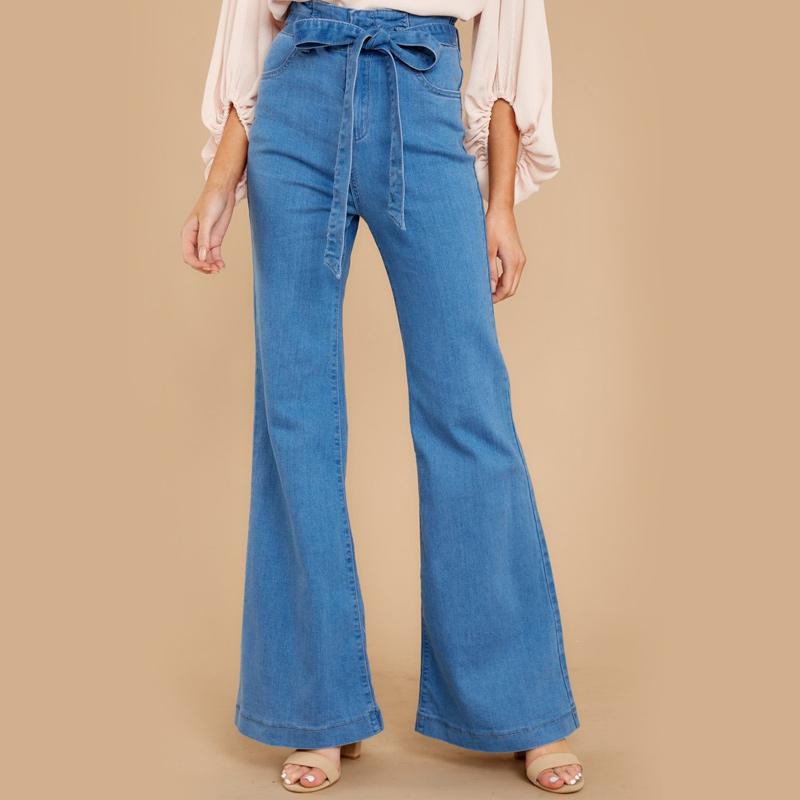 "Dambyxor i blå denim med hög midja och vida ben, ses med bälte för justerbar passform, eleganta och tidlösa."
