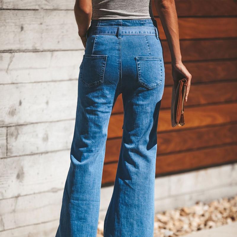"Dambyxor i blå denim med hög midja och vida ben, ses med bälte för justerbar passform, eleganta och tidlösa."