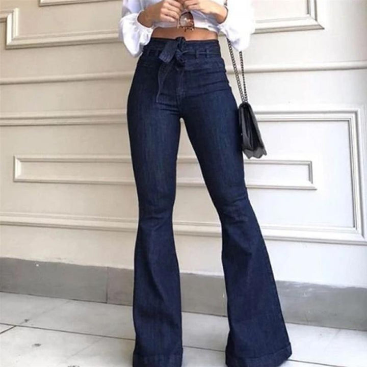 "Dambyxor i blå denim med hög midja och vida ben, ses med bälte för justerbar passform, eleganta och tidlösa."
