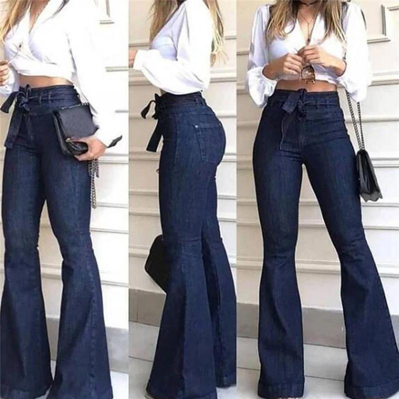 "Dambyxor i blå denim med hög midja och vida ben, ses med bälte för justerbar passform, eleganta och tidlösa."