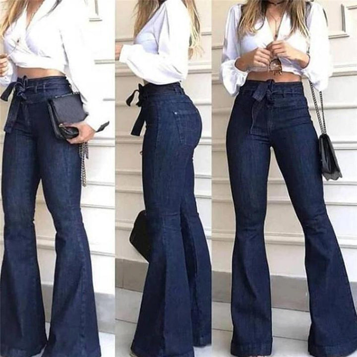 "Dambyxor i blå denim med hög midja och vida ben, ses med bälte för justerbar passform, eleganta och tidlösa."