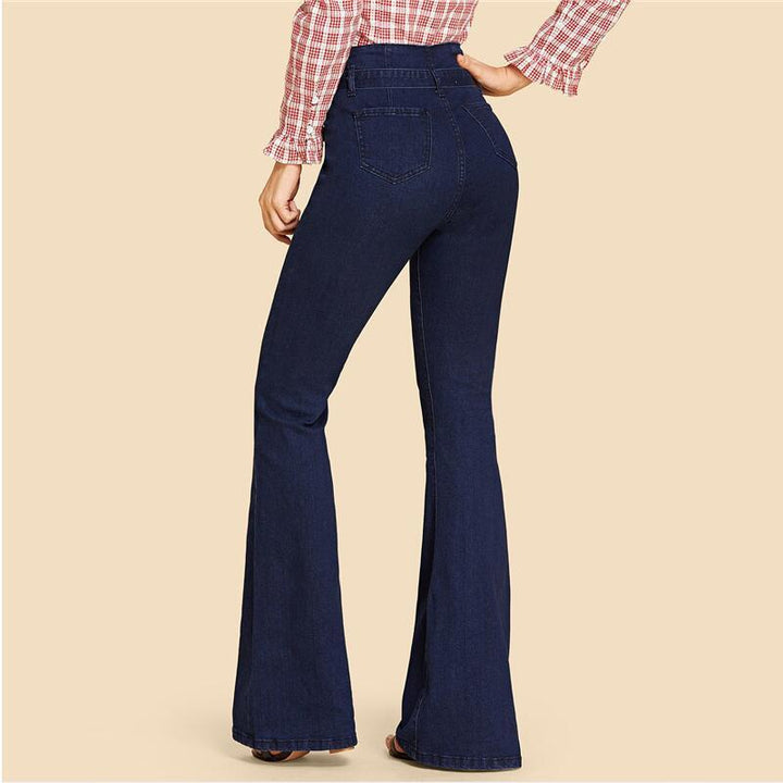 "Dambyxor i blå denim med hög midja och vida ben, ses med bälte för justerbar passform, eleganta och tidlösa."