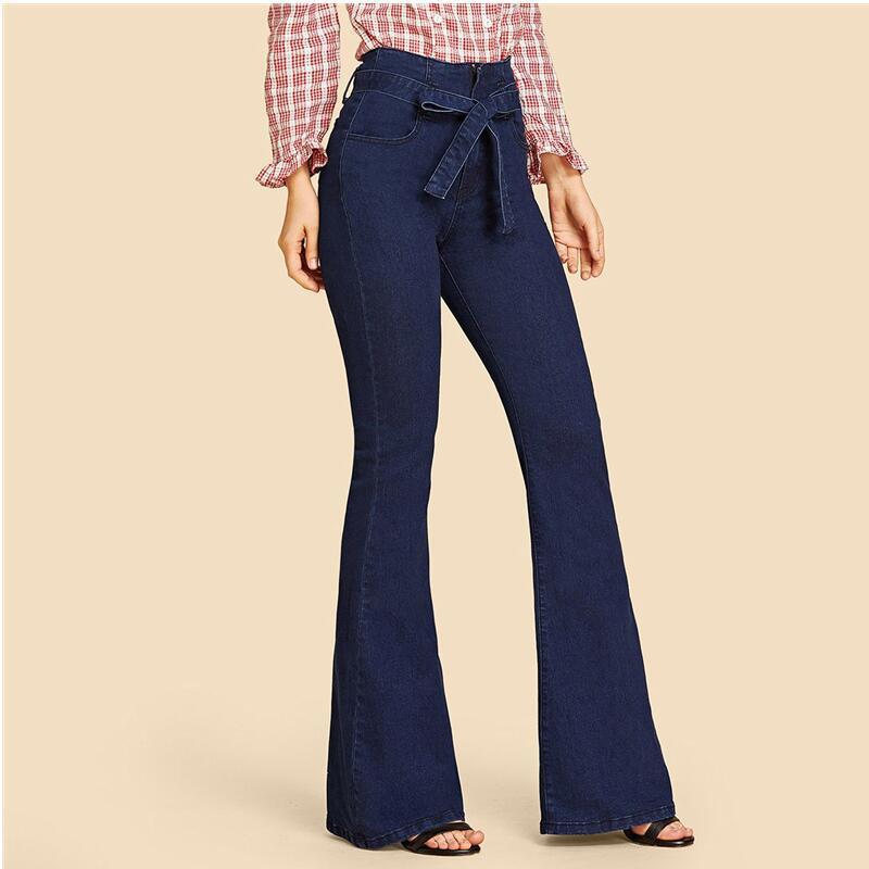 "Dambyxor i blå denim med hög midja och vida ben, ses med bälte för justerbar passform, eleganta och tidlösa."
