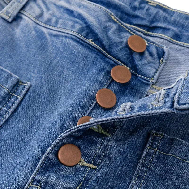 "Dambyxor i denim med hög midja och utsvängda ben, ljusblå nyans. Formande och bekväma för alla tillfällen."