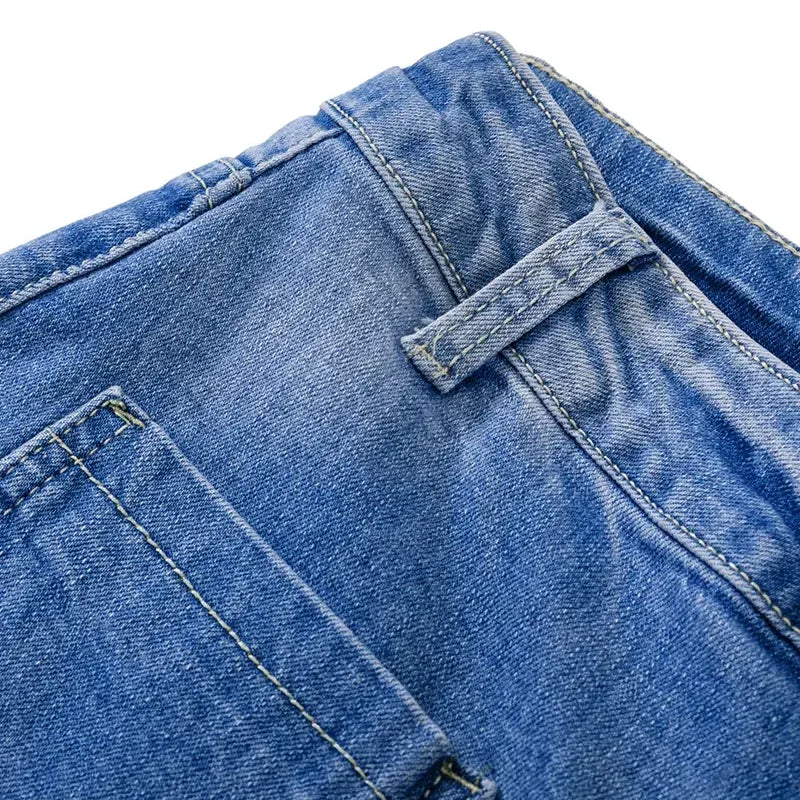 "Dambyxor i denim med hög midja och utsvängda ben, ljusblå nyans. Formande och bekväma för alla tillfällen."